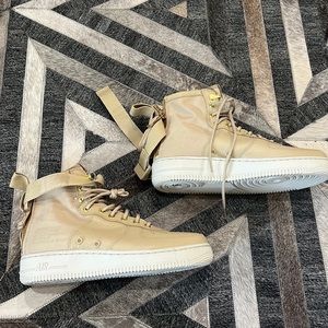 Nike SF Air Force 1 Mid
Mushroom